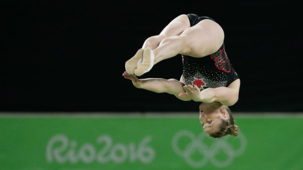 Rosie MacLennan durant sa performance en qualifications à la trampoline aux Jeux de Rio. 12 août 2016. AP Photo/Julio Cortez