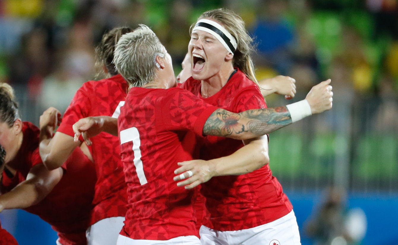Les joueuses du Canada célèbrent après avoir remporté la médaille de bronze face à la Grande-Bretagne aux Jeux de Rio. 8 août 2016 (Photo/Mark Blinch)