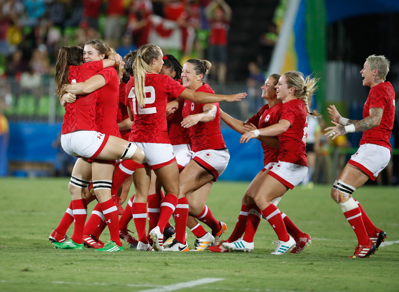 Les joueuses du Canada célèbrent après avoir remporté la médaille de bronze face à la Grande-Bretagne aux Jeux de Rio. 8 août 2016 (Photo/Mark Blinch)