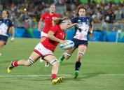 Karen Paquin au moment de marquer le premier essai pour le Canada dans le match de la médaille de bronze aux Jeux olympiques de Rio, le 8 août 2016. (Photo : COC / Mark Blinch)