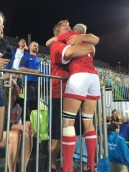 La capitaine Jen Kish avec son père à la suite de la victoire du Canada face à la Grande-Bretagne lors du match pour la médaille de bronze aux Jeux de Rio. 8 août 2016.