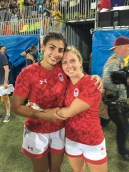 Bianca Farella et Kayla Moleschi, de l'équipe canadienne de rugby à sept féminin, ayant remporté la médaille de bronze aux Jeux de Rio.