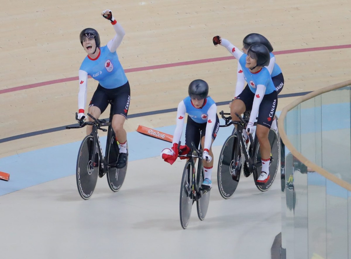 Allison Beveridge, Jasmin Glaesser, Kristi Lay et Georgia Simmerling célèbrent sur leurs vélos