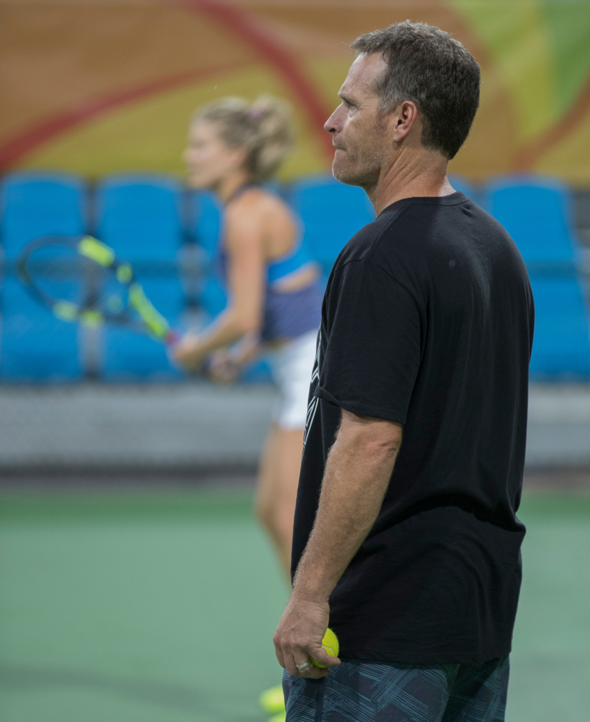Genie Bouchard pratique sous la pluie avant le début des Jeux olympiques à Rio , de Janeiro au Brésil, mardi le 2 août 2016. Photo du COC par Jason Ransom