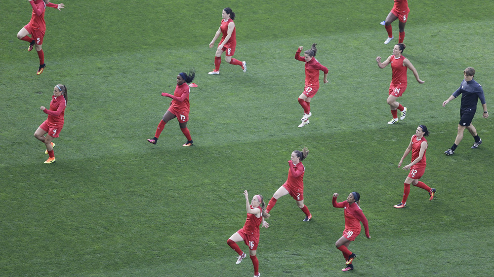 L'équipe canadienne de soccer féminin s'échauffe avant son match d'ouverture aux Jeux olympiques de 2016, le 3 août à São Paulo,