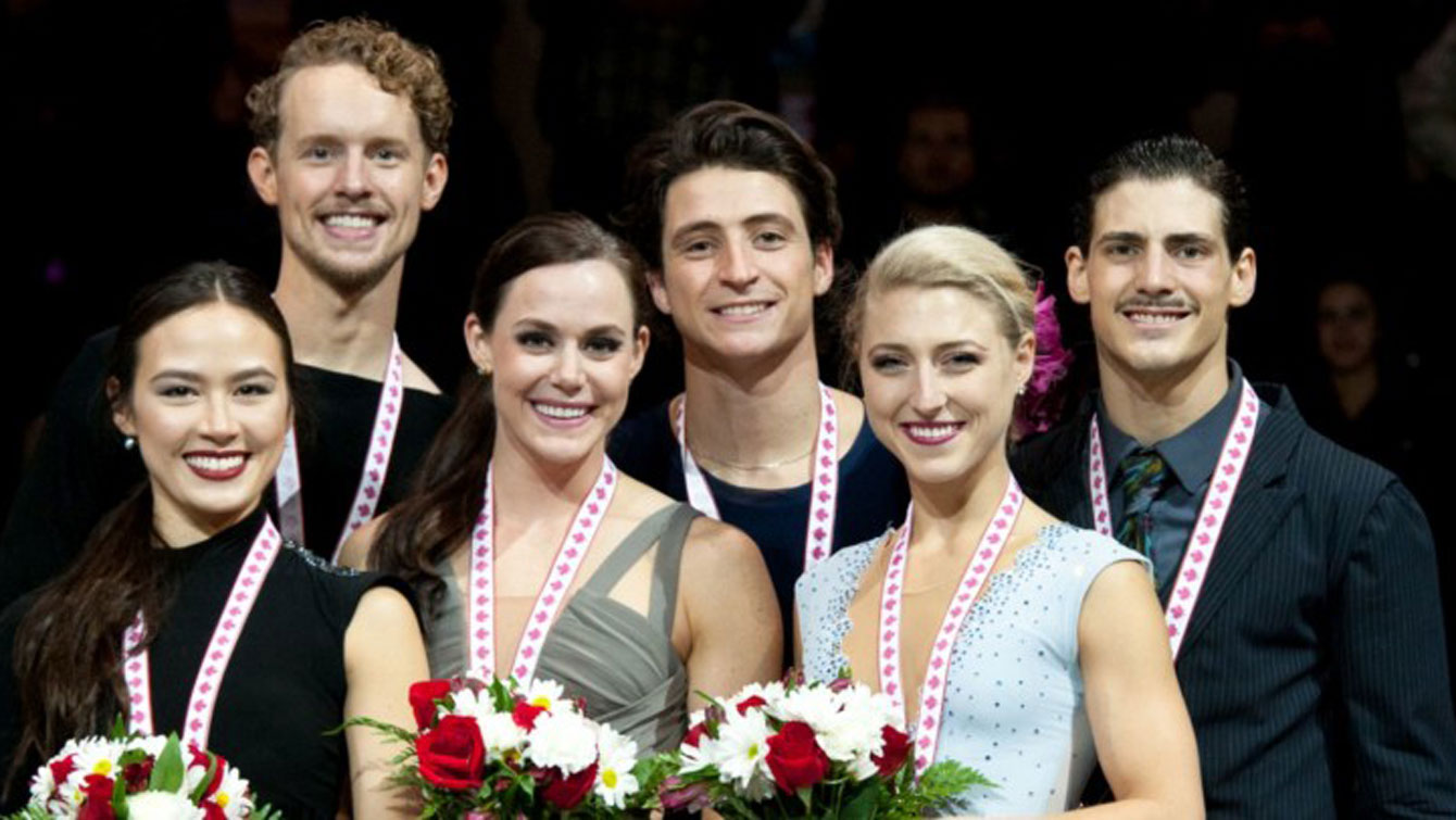 De gauche à droite : Madison Chock et Evan Bates des États-Unis, Tessa Virtue et Scott Moir du Canada ainsi que Piper Gilles et Paul Poirier, eux aussi du Canada aux Internationaux Patinage Canada, le 29 octobre 2016 à Mississauga. (Photo : Skate Canada)