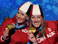 Kaillie Humphries et Heather Moyse célèbrent leur médaille d'or en bobsleigh féminin aux Jeux olympiques de Vancouver, le 25 février 2010. (AP Photo/Ricardo Mazalan)