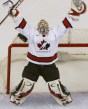 Le gardien de but Martin Brodeur célèbre le cinquième but du Canada, compté par son coéquipier Joe Sakic, en troisième période du match pour l'or en hockey masculin aux Jeux olympiques de Salt Lake City, aux États-Unis, le 24 février 2012. (CP PHOTO/Tom Hanson)