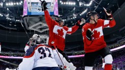 Deux joueurs canadiens célèbrent devant le but adverse