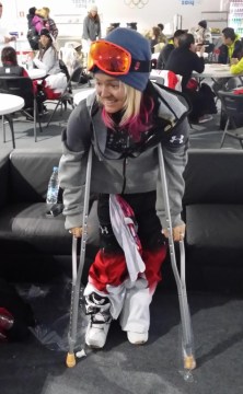 Mercedes Nicoll en béquilles le lendemain de sa chute lors de la compétition de demi-lune aux Jeux olympiques de Sotchi, le 13 février 2014.