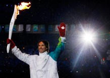 Un homme avec un flambeau olympique