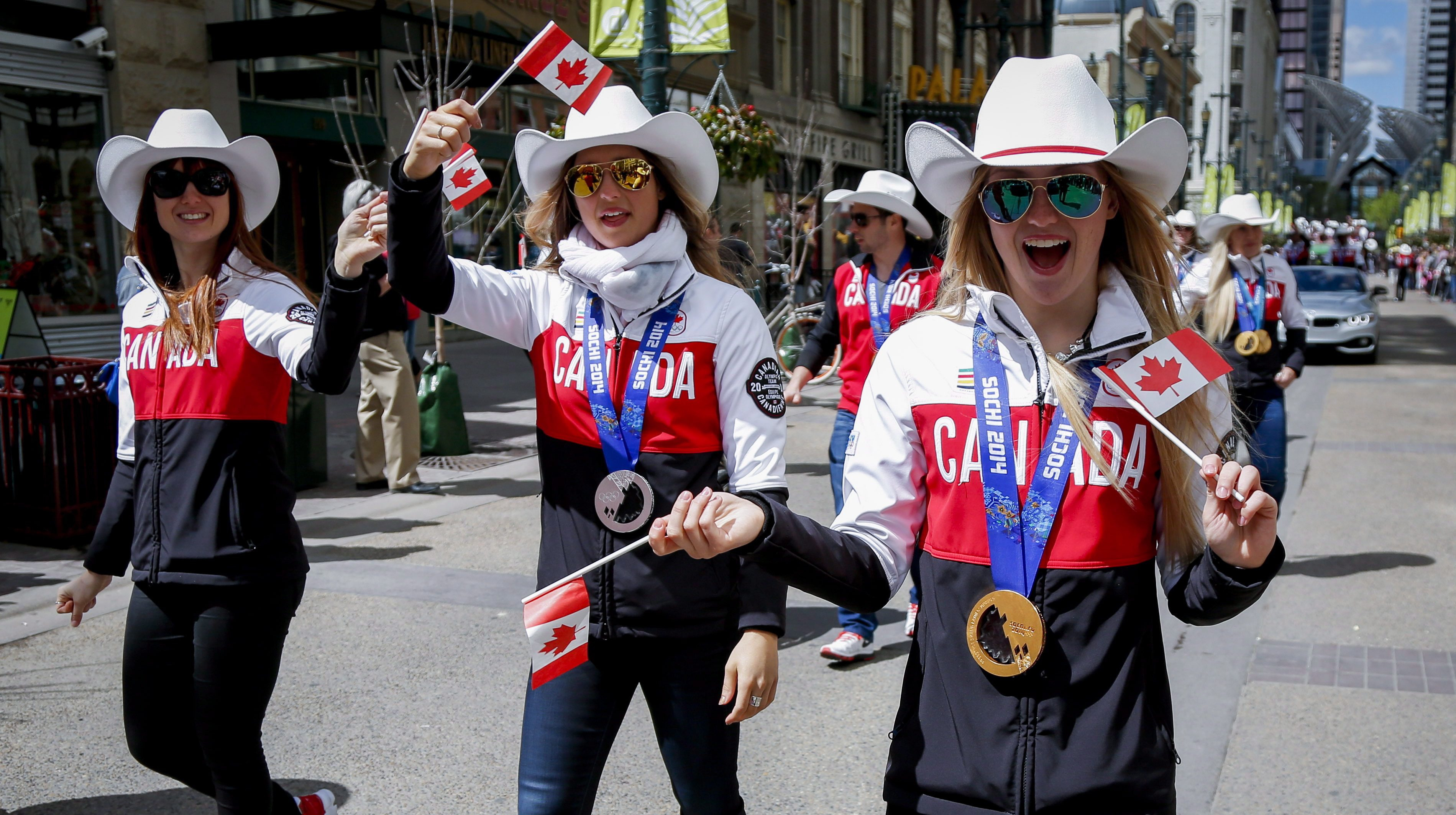 Trois athlètes marchent dans les rues de Calgary.