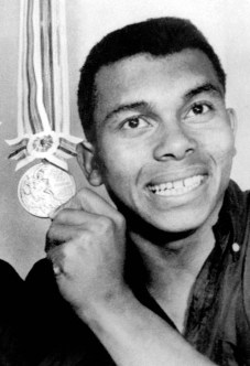 Harry Jerome (bronze au 100 mètres) montre sa médaille aux Jeux de Tokyo de 1964. (Photo PC/AOC)