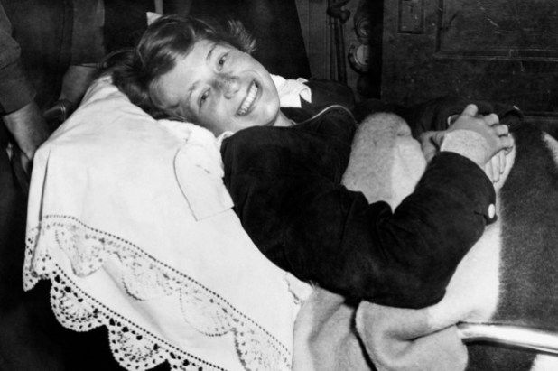 MARILYN BELL 10 septembre 1954 - Marilyn Bell affiche le sourire de la victoire après sa traversée du lac Ontario. (PC)