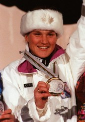 Kerrin Lee Gartner du Canada célèbre après avoir remporté une médaille d'or en ski alpin aux Jeux Olympiques d'hiver de Albertville 1992. (PC-Photo/AOC)