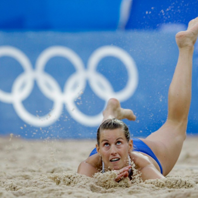 5304133 L'Allemande Sara Goller plonge pour effectuer un coup contre l'Afrique du Sud lors d'un match de volleyball de plage au Parc Chaoyang aux Jeux olympiques de Beijing, le dimanche 10 août 2008. (AP Photo / Natacha Pisarenko)