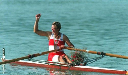 Silken Laumann Laumann lève le bras en signe de victoire