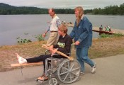 Silken Laumann accompagnée de sa soeur Daniele Laumann Hart et du docteur Richard Backus, le 9 juin 1992. (CP PHOTO/Bruce Stotesbury)