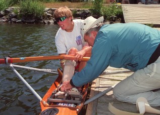 Silken Laumann ajuste son attelle jambière avec l'aide de son ami Peter Smith, le 12 juin 1992. (CP PHOTO/Bruce Stotesbury)