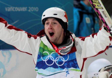 Alexandre Bilodeau célèbre après sa victoire aux Jeux de Vancouver.