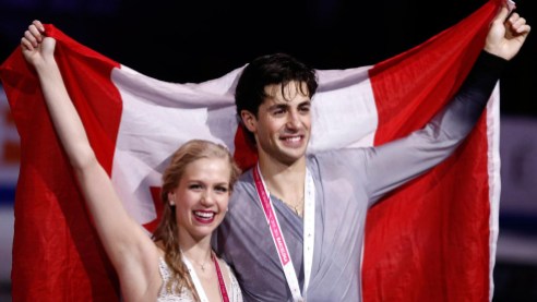 AndrewPoje Andrew Poje et sa partenaire Kaitlyn Weaver célèbre leur podium en danse au Grand Prix de Barcelone en 2015.