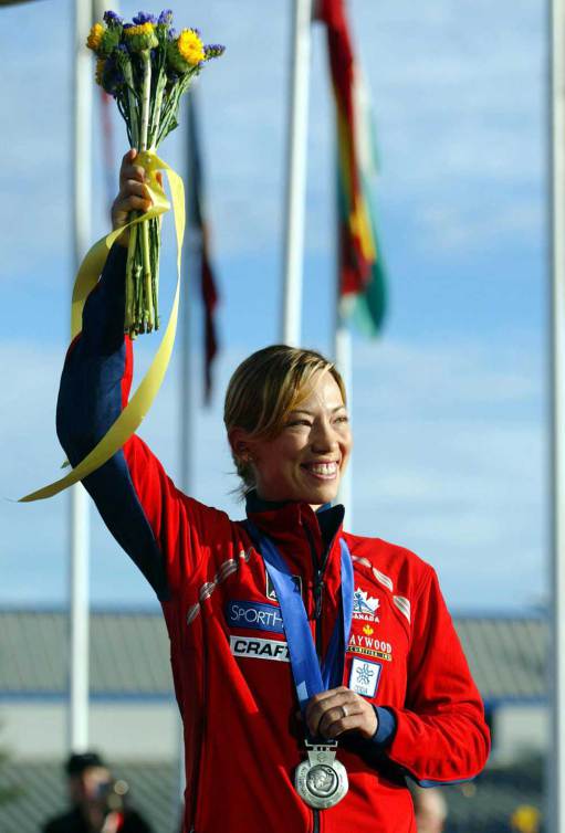 Beckie Scott alors qu'elle pose avec sa médaille d'argent. (PC)