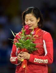 Carol Huynh est émotive après avoir reçu sa médaille d'or. PC/Paul Chiasson