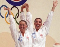 Carolyn Waldo (gauche) et Michelle Cameron du Canada célèbrent après avoir remporté une médaille d'or à l'épreuve du duo en nage synchronisée aux Jeux de Séoul en 1988. (PC Photo/AOC)