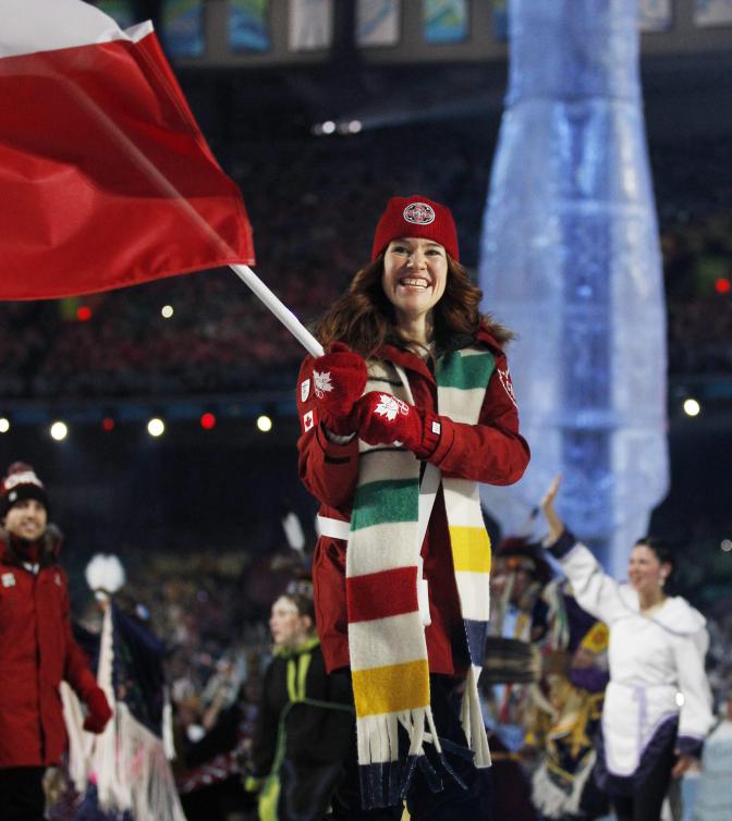 Clara Hughes porte le drapeau