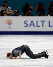 David Pelletier embrasse la glace après le programme libre de Salt Lake City (AP Photo/Roberto Borea)