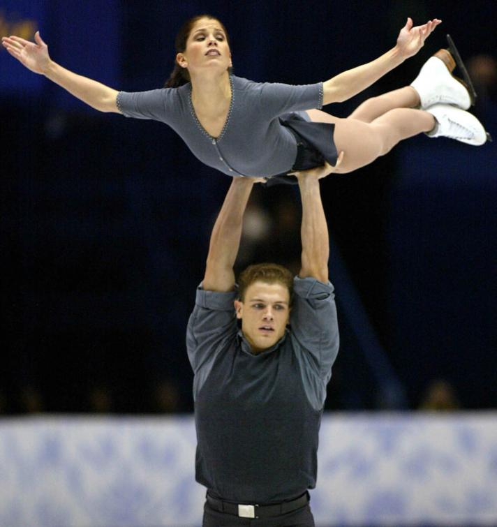 La patineuse canadienne Jamie Salé est soulevée par son partenaire David Pelletier lors du programme libre en couple, le lundi 11 février aux Jeux olympiques d'hiver de Salt Lake City 2002. (Photo PC/AOC/André Forget).