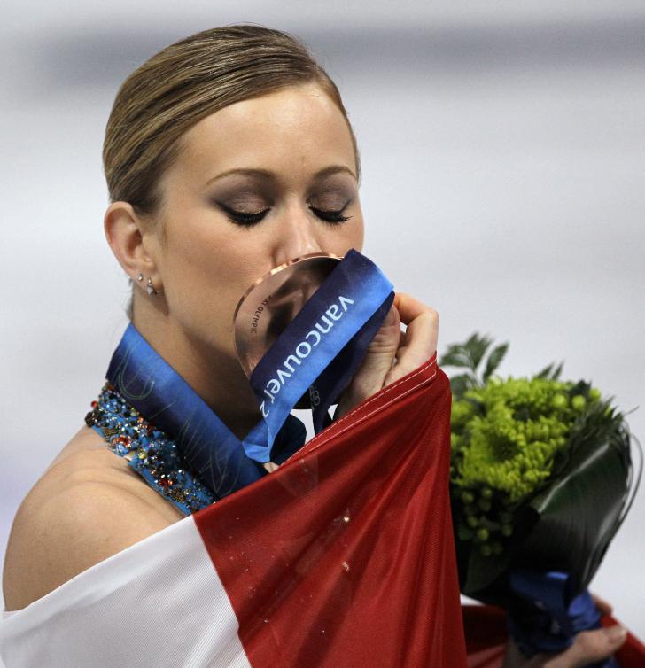 Joannie Rochette embrasse sa médaille de bronze lors de la cérémonie des médailles aux Jeux de Vancouver. (AP Photo/David J. Phillip)