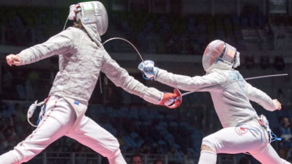 Joseph-Polossifakis-Rio-2016 Joseph Polosifakis du Canada, à droite, de Montréal, marque un point sur Aliaksndr Buikevich de Biélorussie lors de leur match de sabre individuel aux Jeux olympiques de 2016, le mercredi 10 août 2016 à Rio de Janeiro, au Brésil. LA PRESSE CANADIENNE / Ryan Remiorz