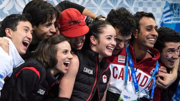 Kaetlyn Osmond Les membres de l'équipe canadienne entoure Kaetlyn Osmond après son programme court à Sotchi. (PC/Paul Chiasson)