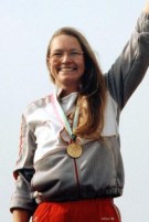 La tireuse Linda Thom est bien heureuse de recevoir sa médaille d'or.