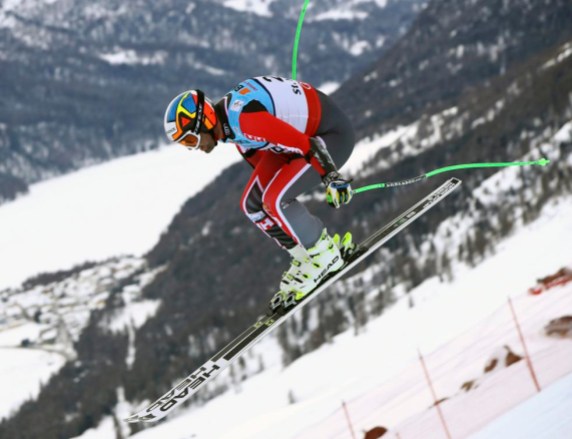 Switzerland Alpine Skiing Worlds Manuel Osborne-Paradis se retrouve dans les airs lors du super-G à St-Moritz en 2017. (AP Photo/Alessandro Trovati)