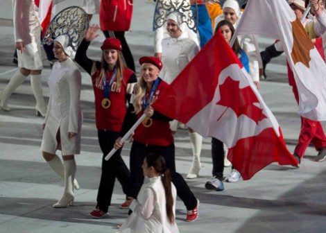 MoyseHumphries Heather Moyse (gauche) et Kaillie Humphries (droite) ont été choisies pour porter le drapeau lors des cérémonies de clôture des Jeux de Sotchi 2014.