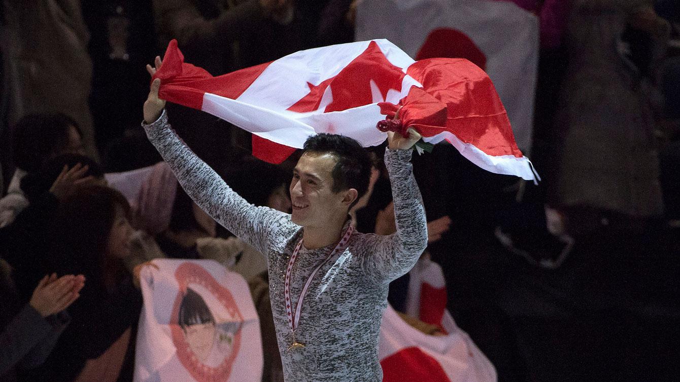 Patrick Chan célèbre sa première position après son retour en compétition le 31 octobre 2015.