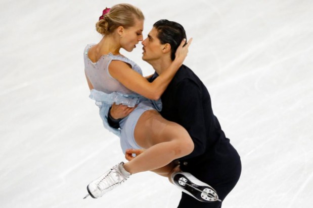 France Figure Skating Piper Gilles et Paul Poirier participe au programme libre en danse à Bercy en France. (AP Photo/Francois Mori)