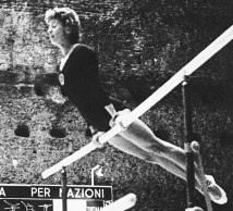 Sur cette photo du 8 septembre 1960, Larisa Latynina de l'Union soviétique participe aux Jeux olympiques d'été de 1960 à Rome. Elle a remporté la médaille d'or dans l'épreuve de gymnastique individuelle. (Photo AP)