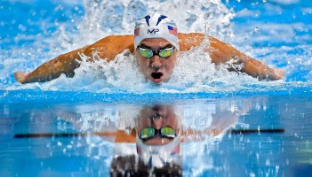 Michael Phelps nage lors de la finale masculine au 100 mètres papillons lors des essais américains de natation pour les Jeux olympiques de Rio, le 2 juillet 2016, à Omaha, Neb. (AP Photo / Mark J. Terrill)