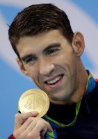 Michael Phelps et sa médaille d'or après la finale masculine de relais 4 x 100 mètres lors des compétitions de natation aux Jeux olympiques d'été de 2016 à Rio de Janeiro, le 14 août 2016. (AP Photo / Michael Sohn)