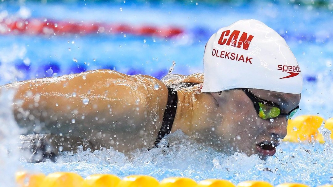 Penny Oleksiak nage dans la piscine en compétition