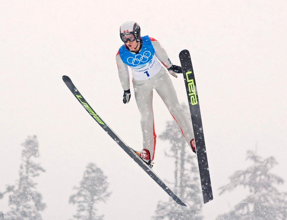 Eric Mitchell en plein vol lors d'un saut à ski
