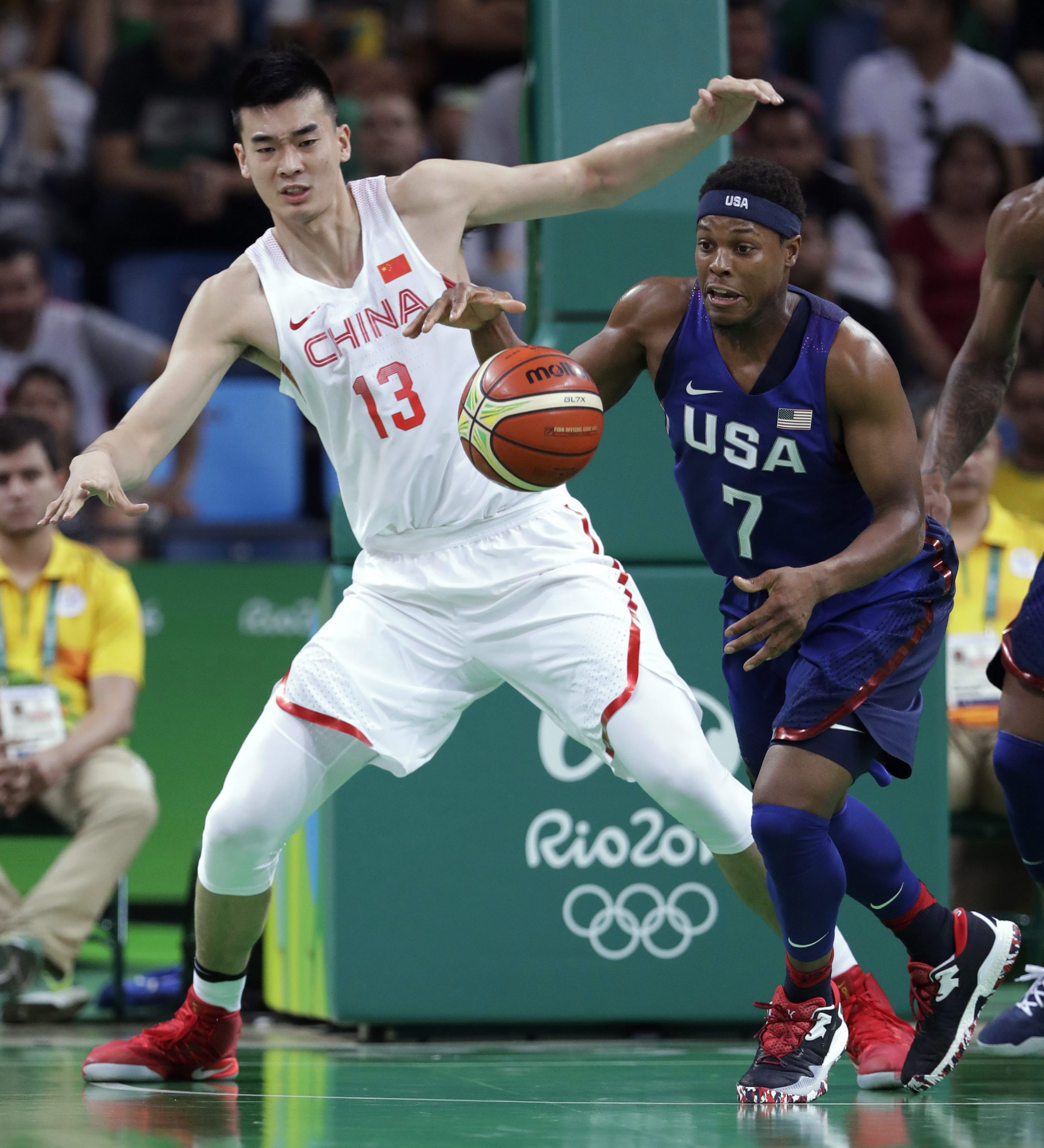 Kyle Lowry (7) prend une balle en amont devant le chinois Li Muhao (13) lors d'un match de basketball aux Jeux olympiques d'été de 2016 à Rio de Janeiro, au Brésil, le samedi 6 août 2016. (AP Photo / Charlie Neibergall)