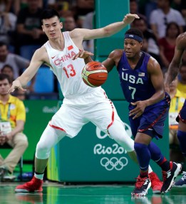 Kyle Lowry (7) prend une balle en amont devant le chinois Li Muhao (13) lors d'un match de basketball aux Jeux olympiques d'été de 2016 à Rio de Janeiro, au Brésil, le samedi 6 août 2016. (AP Photo / Charlie Neibergall)