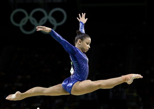 La brésilienne Flavia Saraiva performe sur la poutre d'équilibre lors de la finale de l'équipe féminine de gymnastique artistique aux Jeux olympiques d'été de 2016 à Rio de Janeiro, au Brésil, le 9 août 2016. (AP Photo / Rebecca Blackwell)