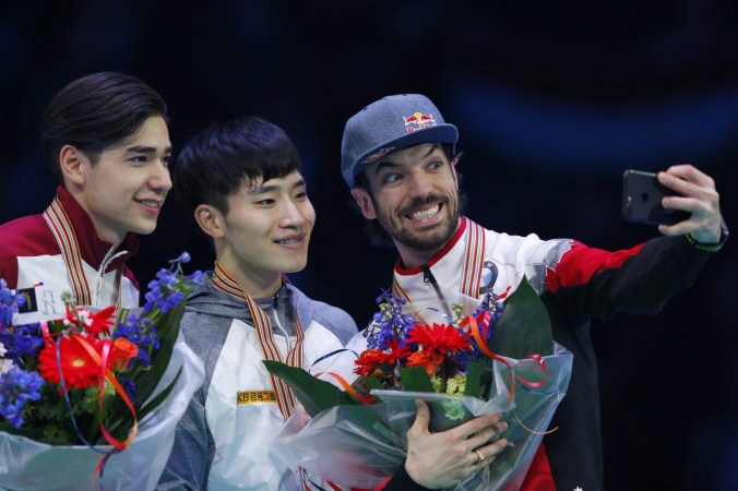Netherlands Short Track Worlds Le nouveau champion du monde, Yi Ra Seo, au centre, le médaillé d'argent Shaoang Liu de Hongrie, à gauche, et le Canadien Charles Hamelin, à droite, posent pour une selfie lors de la cérémonie des médailles du 1000 m aux Championnats du monde de patinage de vitesse sur course courte de l'ISU à Rotterdam, aux Pays-Bas, le 12 mars 2017. (AP Photo / Peter Dejong)