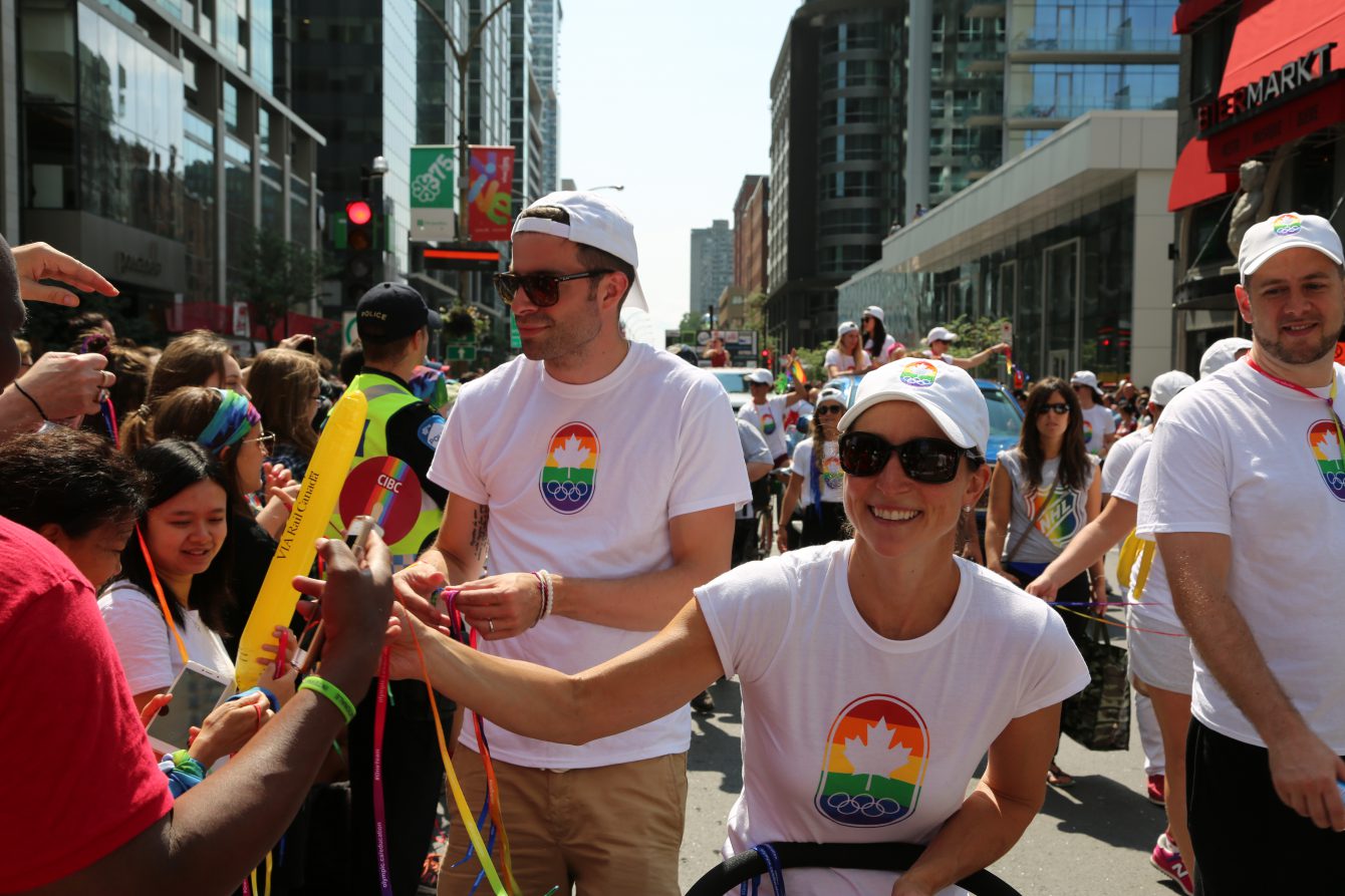 Les olympiens Étienne Lalonde-Turbide et Nadine Rolland lors du défilé de Fierté Montréal, le dimanche 20 août 2017. (Photo: COC/Steve Boudreau)