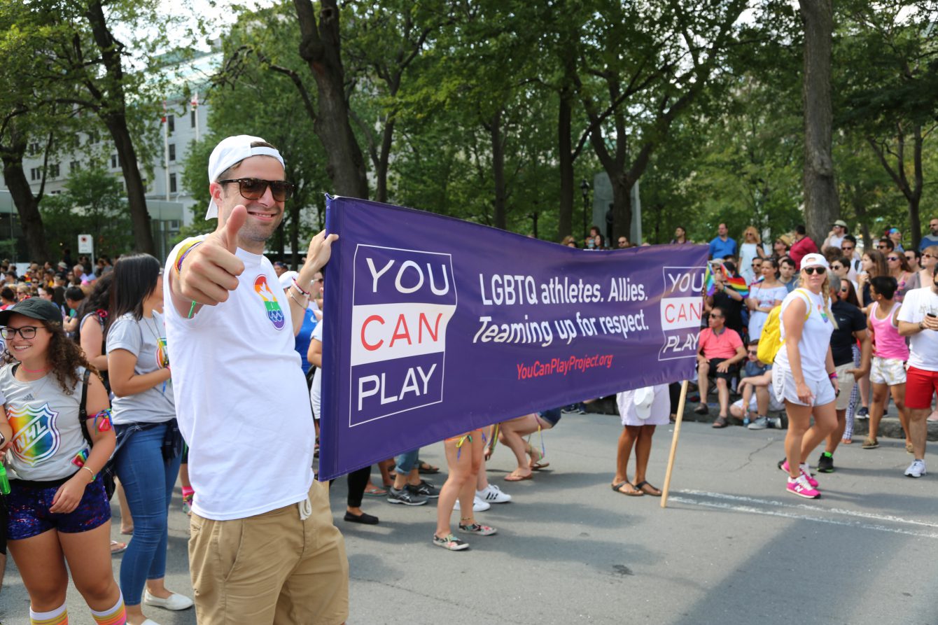 L'olympien Étienne Lalonde-Turbide lors du défilé de Fierté Montréal, le dimanche 20 août 2017. (Photo: COC/Steve Boudreau)